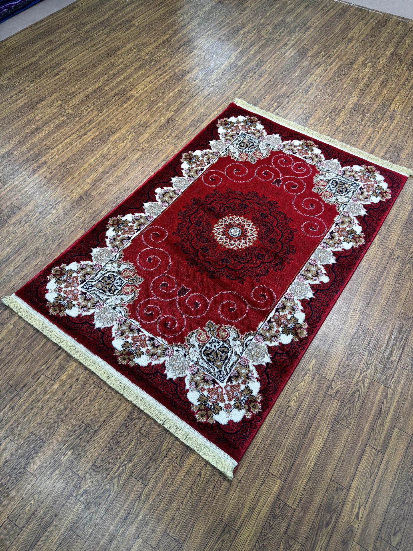 Bright Red Scalloped Border Traditional Persian Rug in (3x5 ft)