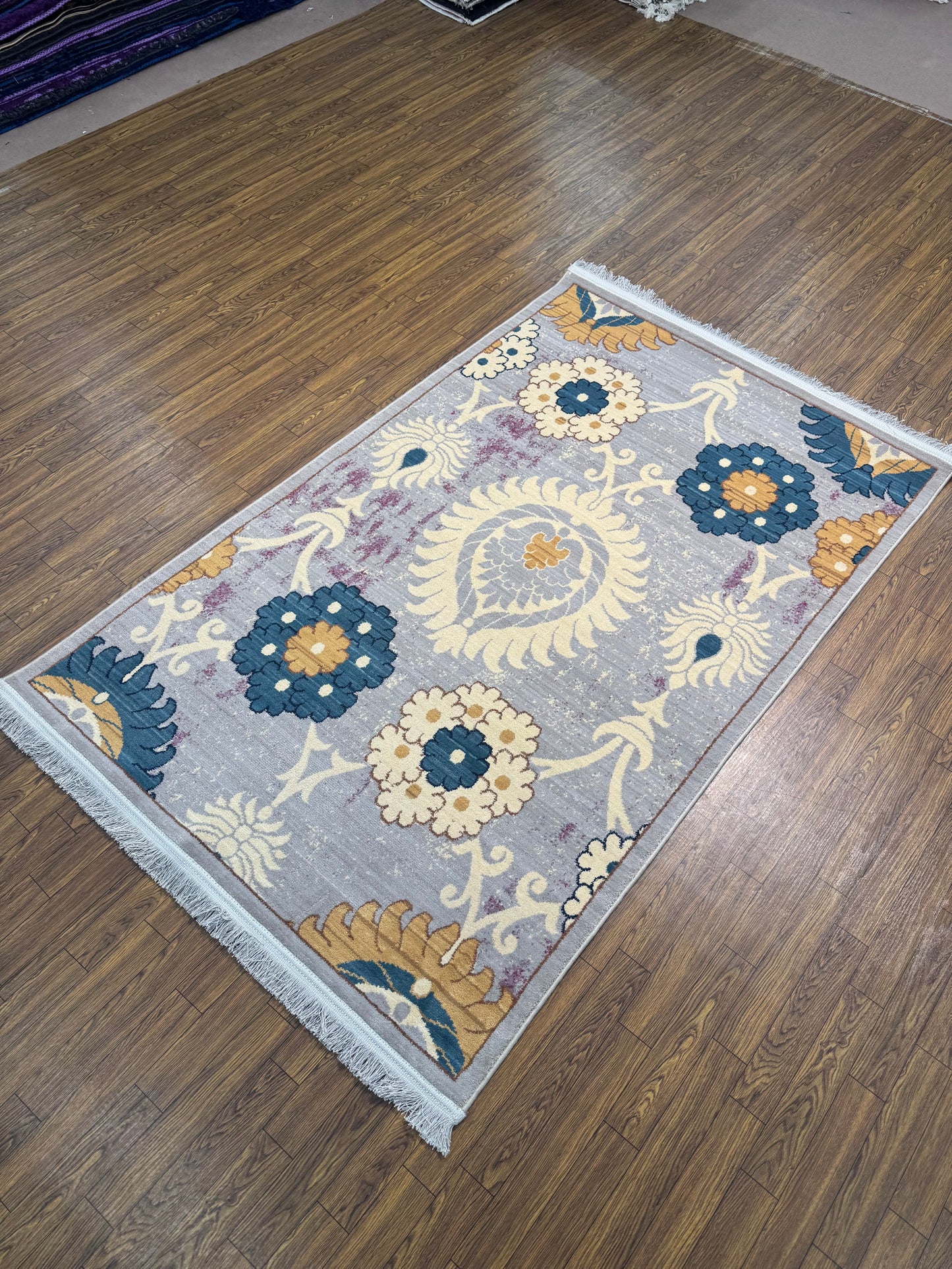 Modern Oversized Floral Medallion Rug (3x5 ft)